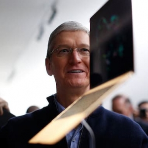 苹果能否靠服务挽回颓势？