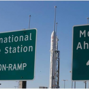 特朗普太空新目标：三年内重返月球