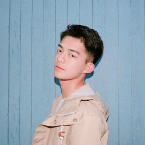 快男“小霍建华”乱入栗子直播 实力超群开口跪