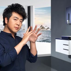 郎朗钢琴广场首秀 箭牌卫浴横幅点亮现场