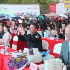 《BOSS带你看世界》电视创新栏目组走进深圳交警南头中队