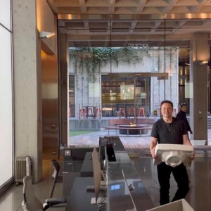 马斯克抱着洗手池步入推特旧金山总部大楼