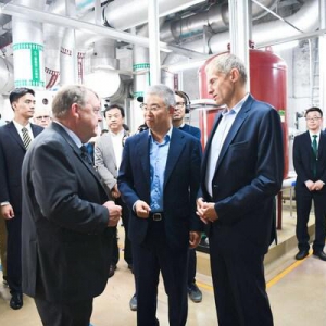 丹麦外交大臣参观上海中心大厦，了解丹佛斯能效产品应用成果