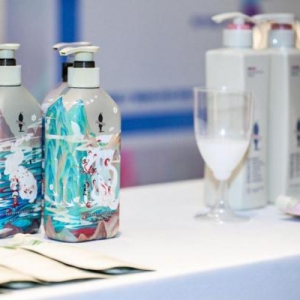 阿道夫参加化妆品企业高质量发展促进大会，分享高质量发展经验