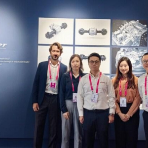 菲亚特动力科技亮相2024世界设计之都大会，展示其eAX 375-R电驱桥技术