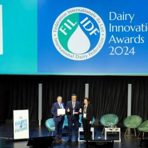 伊利亮相世界乳业峰会，斩获全球乳业最高奖，彰显亚洲第一乳企风采