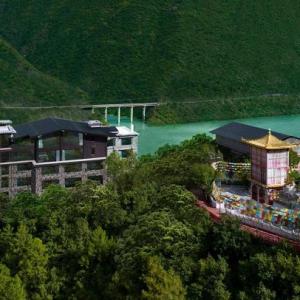 阳光新能源携手松赞集团，高阶品牌为何偏爱“零碳自然”？