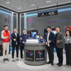 全球首款仿生蜂鸟屏“振翅领飞”，雷神科技价值亟待重估