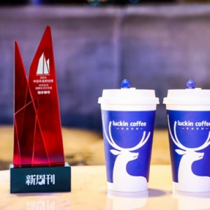 瑞幸咖啡荣膺新周刊“2024年度新锐榜”优化生活·健康生活引领奖