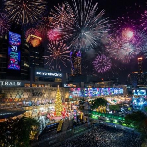 尚泰世界购物中心跨年盛典：迎接2025年的璀璨烟火