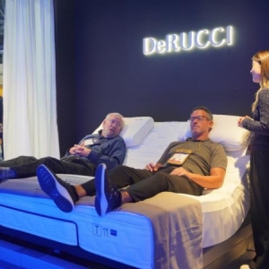 慕思上市2年后迈入出海新征程，AI床垫“亮剑”CES加速全球化布局