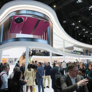 华为携全球首款商用三折叠惊艳亮相MWC 2025，以科技创新重构未来想象