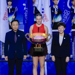 阿尼西莫娃夺得2025中网女单冠军，昆仑山矿泉水见证新王加冕