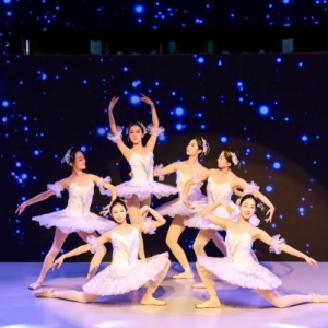 机器人开场 第三届西安时装周在开元商城盛大启幕