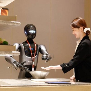 擎朗人形机器人入驻酒店打工，打造首个通用+专用机器人协作模式