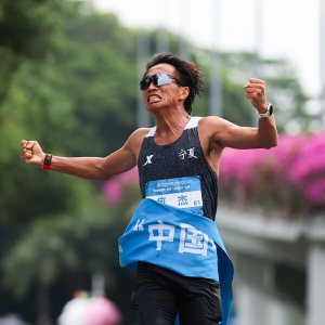 全运会史上首个跨境马拉松冠军！特步冠军版跑鞋助力何杰再夺冠
