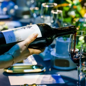 买葡萄酒有哪些注意事项，不妨直接选这场晚宴中的长城桑干