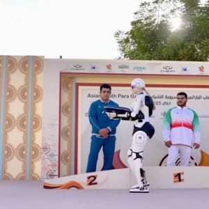 科技托举荣耀 墨甲机器人领跑行业，解锁国际体育赛事机器人颁奖先河