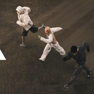 阿迪达斯「先锋运动」SS26系列发布：步入幻岳之境，开启先锋户外新版图