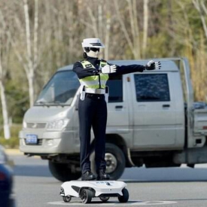 奇瑞墨甲机器人"芜优"智警R001正式上岗！