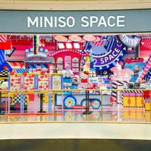 潮玩盲盒品牌名创优品MINISO乐园系海南双首店亮相三亚，掀起消费热点