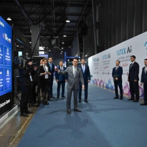 图灵进化亮相GITEX AI Kazakhstan，三款AI一体机发布，总统亲临关注
