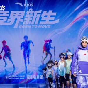 安踏儿童"竞界新生"开幕秀活力开启2026中国国际时装周•童话小镇