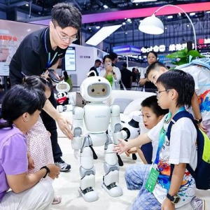 墨宝Mobo亮相2026世界机器人大会：家庭具身智能有了"新伙伴"